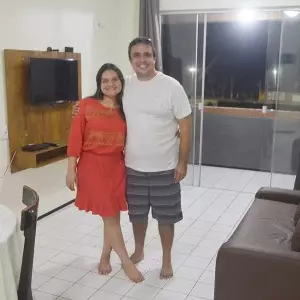 Anfitrião Mauricio Gomes e esposa